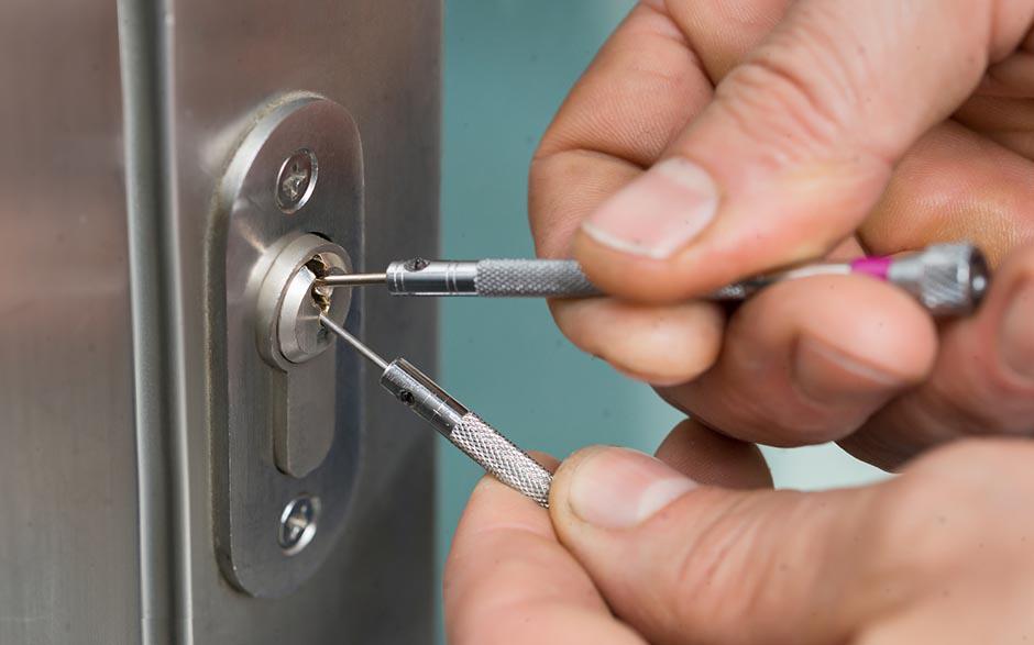 prix changement serrure porte Montreuil